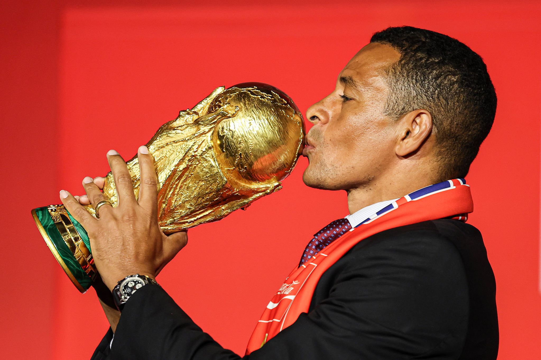 2002년 한일 월드컵에서 우승한 경험이 있는 지우베르투 시우바가 트로피에 입맞춤을 하고 있다. 이날 지우베르투 시우바는 “2002년 월드컵을 통해 한국과 특별한 인연을 맺었다”며 “브라질과 한국이 결승전에서 만난다면 정말 특별할 것”이라고 소감을 밝혔다. 김경록 기자