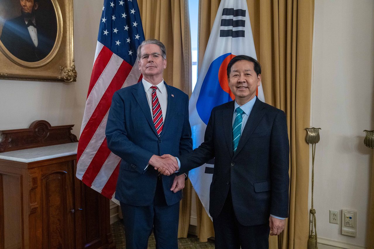 스콧 베센트 미국 재무장관(왼쪽)이 지난 12일(현지시간) 구윤철 부총리와 만나 한국의 최근 외환시장 상황에 대해 논의했다고 14일 자신의 SNS에 밝혔다. [사진 베센트 엑스 캡처]