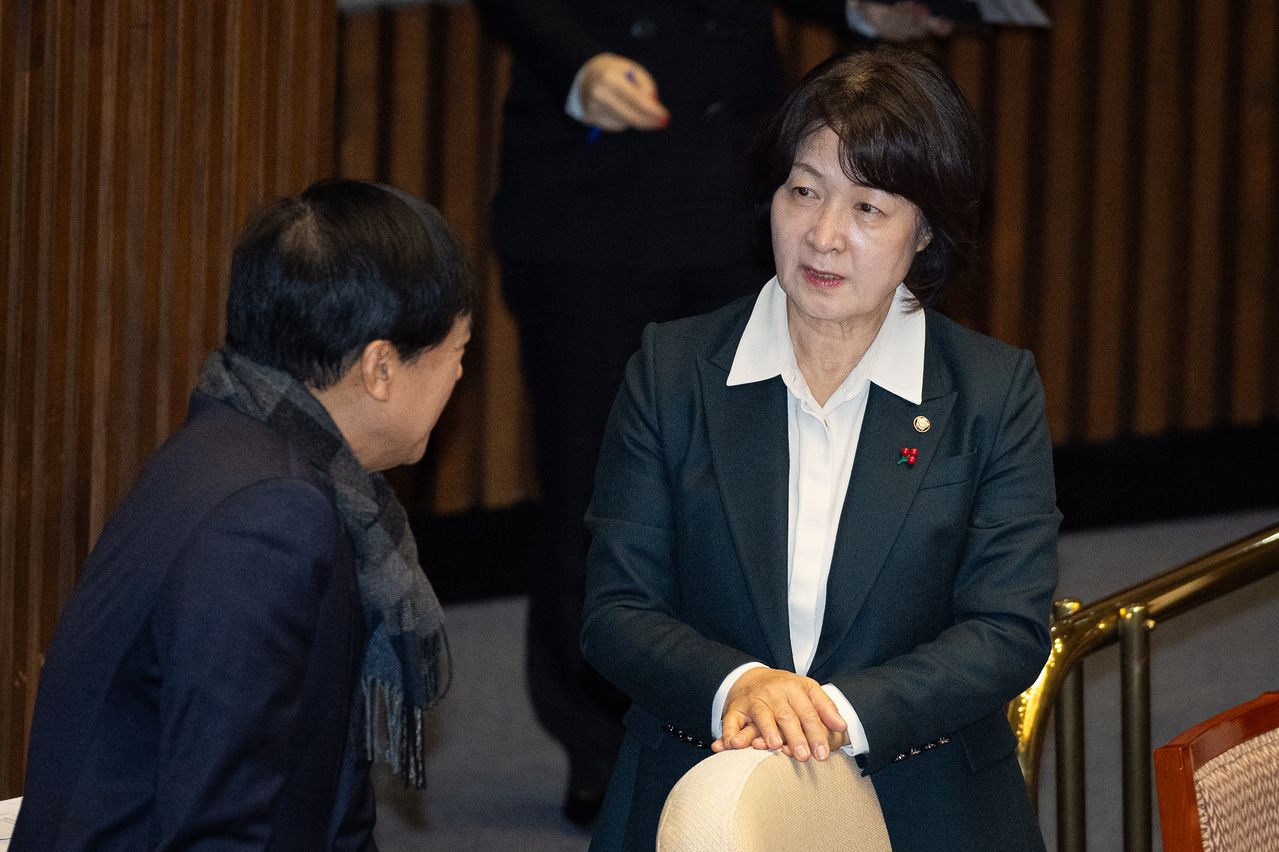 추미애 더불어민주당 의원이 지난 15일 서울 여의도 국회 본회의장에서 이성윤 민주당 의원과 대화하고 있다. 뉴스1