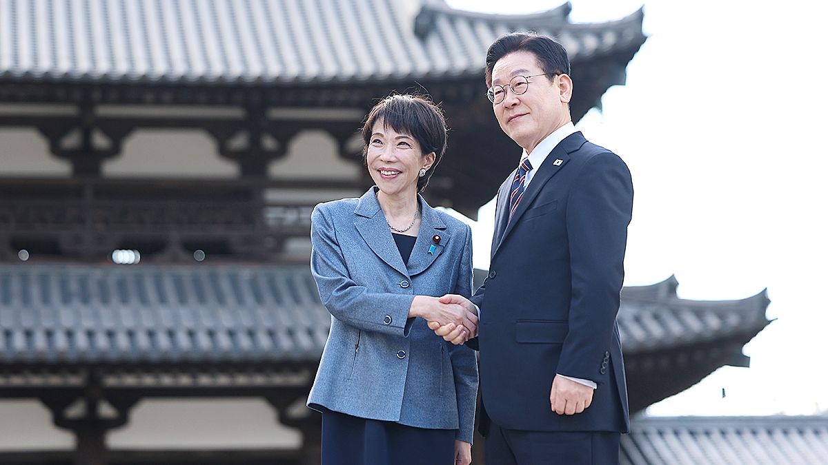  이재명 대통령과 다카이치 사나에 일본 총리가 지난 14일 일본 나라현 대표 문화유적지인 호류지(법륭사)에서 기념촬영을 하고 있다. 연합뉴스