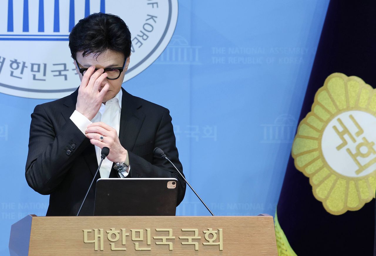 한동훈 전 국민의힘 대표가 14일 오후 국회 소통관에서 당 윤리위원회가 자신을 제명한 것과 관련하여 기자회견을 하기 전 안경을 고쳐쓰고 있다. 임현동 기자