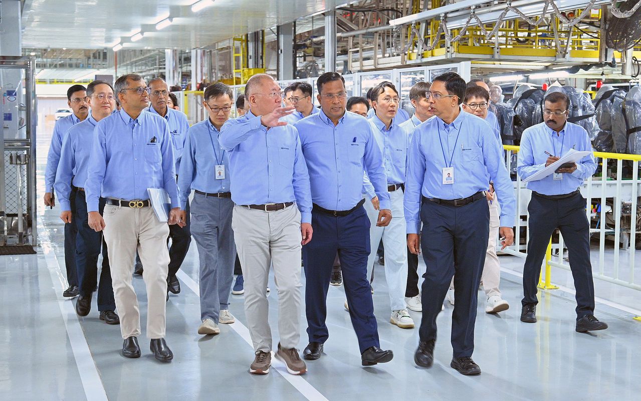 정의선 현대차그룹 회장이 지난 12일(현지시간) 현대차 인도 첸나이공장 임직원들과 함께 생산 라인을 점검하고 있다. 사진 현대차그룹