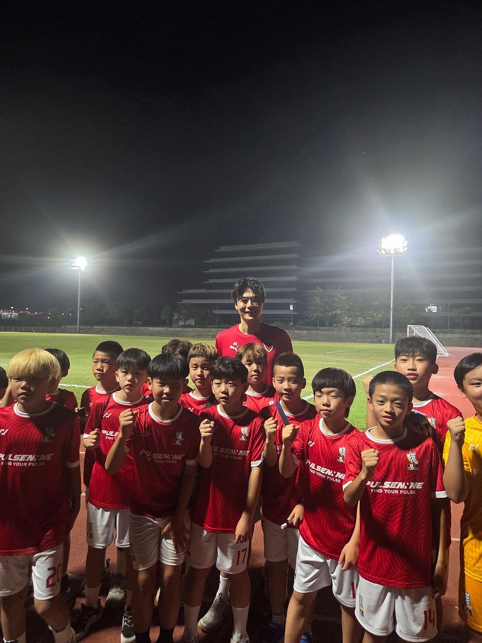 포항스틸러스 간판 스타 기성용(뒷줄 가운데)과 포즈를 취한 국제유소년축구대회 참가 선수들. 사진 KYFA