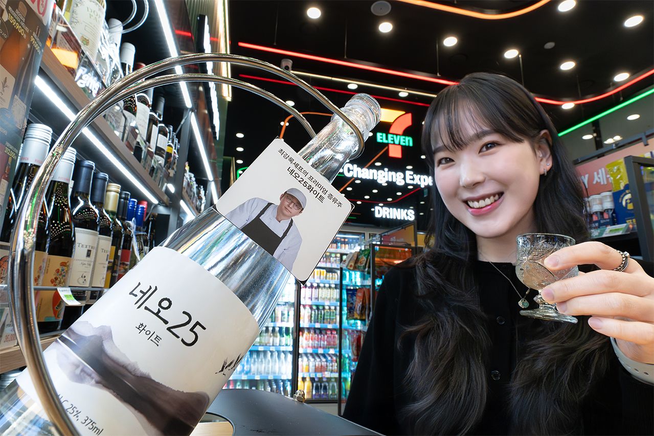 세븐일레븐이 흑백조리사 시즌2 출연자인 최강록 셰프와 협업한 '최강록 네오25화이트' 제품. 사진 코리아세븐