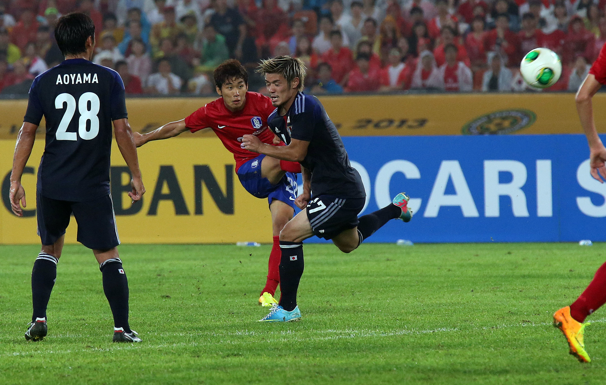 2013년 동아시안컵 일본전에서 골을 터트린 윤일록(가운데). 중앙포토