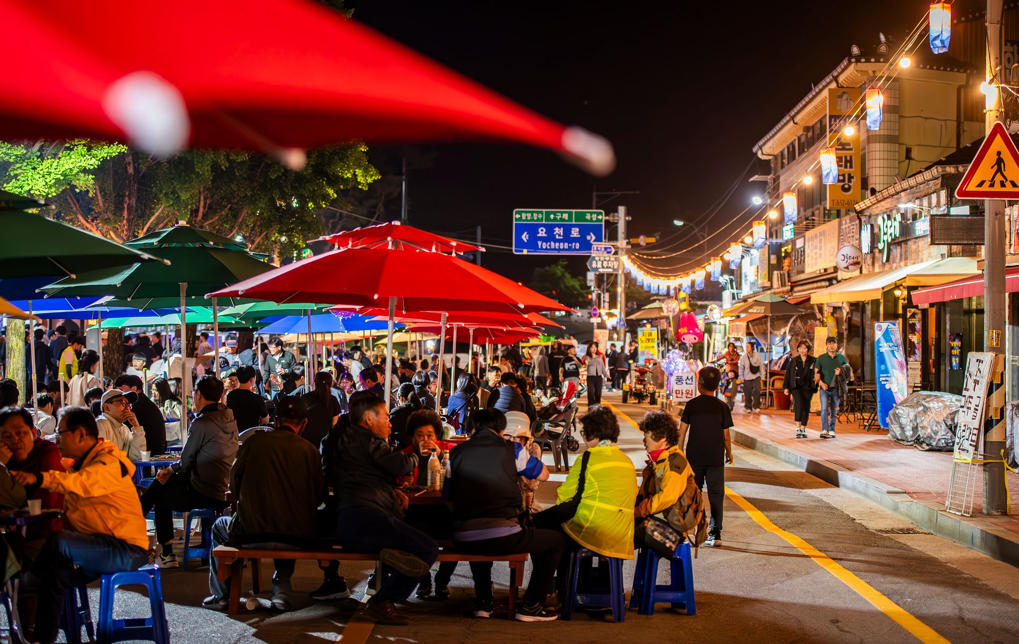 관광객으로 북적이는 남원 한 거리에 설치된 청사초롱 LED 조명이 주변을 비추고 있다. 사진 남원시       