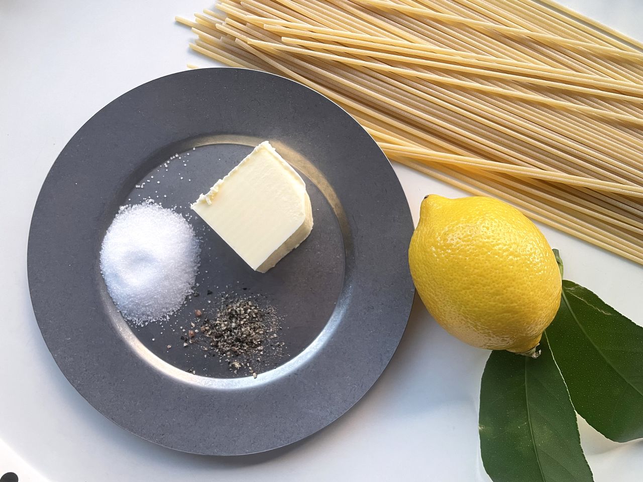 제주 레몬과 스파게티면, 소금, 버터 등 놀라울만큼 재료가 간단한 레몬 파스타. 사진 김희경 