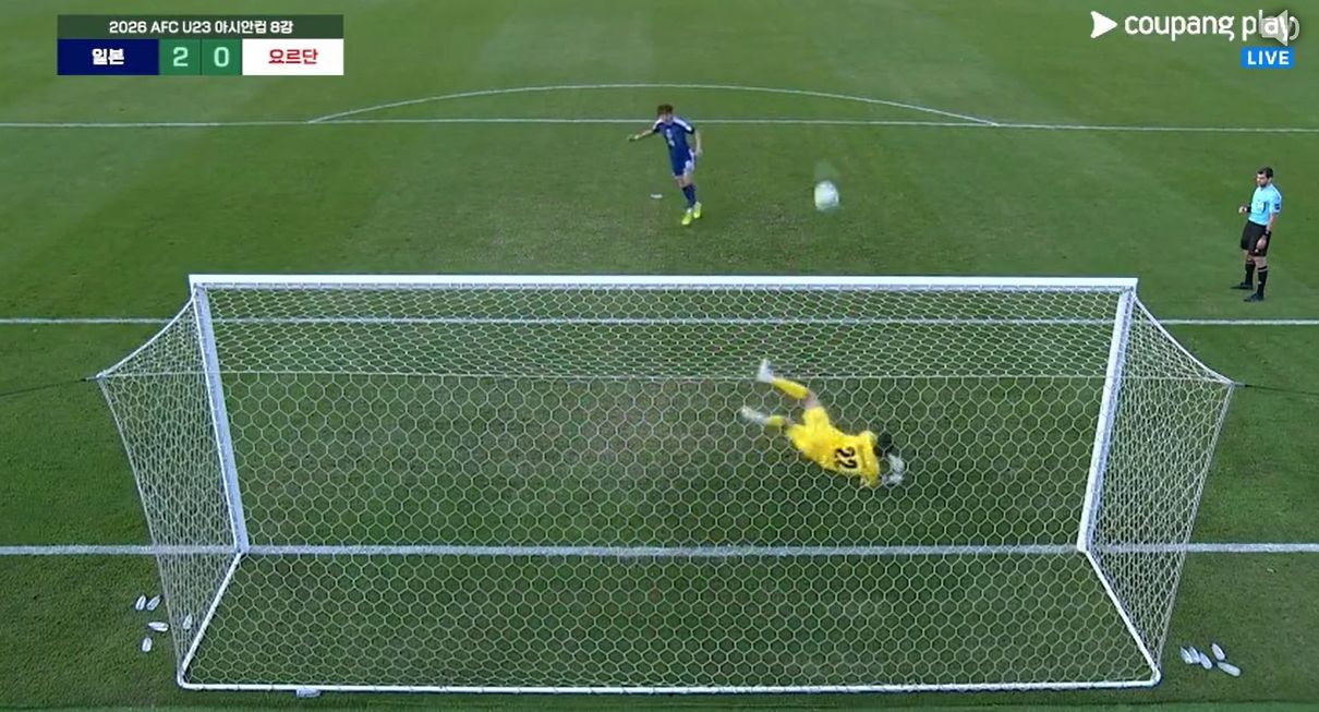 요르단 골키퍼 술레이만이 최초에는 일본 미치와키의 슛을 막아냈다. [사진 쿠팡플레이 캡처]
