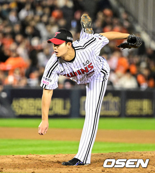 [OSEN=잠실, 이대선 기자] 27일 오후 서울 잠실야구장에서 2025 신한 SOL Bank KBO리그 포스트시즌 한국시리즈 2차전 LG 트윈스와 한화 이글스의 경기가 열렸다.LG는 임찬규, 한화는 류현진을 선발 투수로 내세웠다.4회초 1사에서 LG 김영우가 역투하고 있다. 2025.10.27 /sunday@osen.co.kr