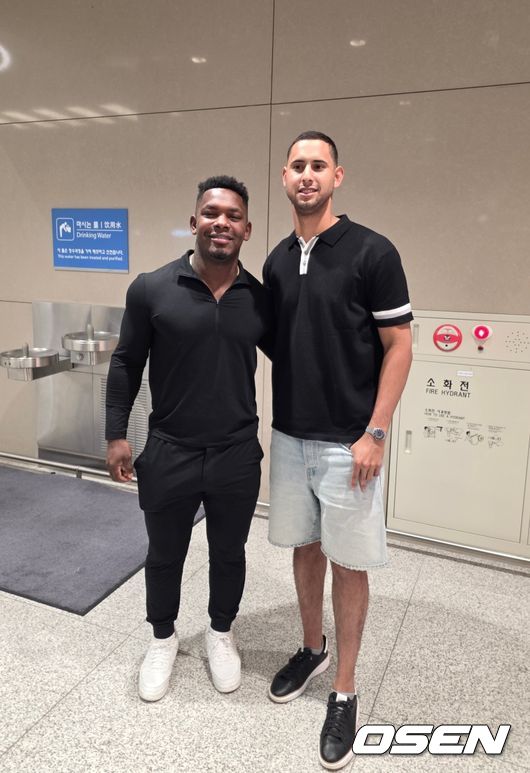 [OSEN=인천공항, 이후광 기자] 요나단 페라자(좌)와 윌켈 에르난데스 / backlight@osen.co.kr