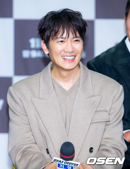 [OSEN=민경훈 기자] 2일 오후 서울 마포구 상암동 MBC 골든마우스홀에서 MBC 새 금토드라마 ‘판사 이한영’ 제작발표회가 열렸다.MBC 새 금토드라마 ‘판사 이한영’(기획 장재훈, 극본 김광민, 연출 이재진, 박미연)은 거대 로펌의 노예로 살다가 10년 전으로 회귀한 적폐 판사 이한영이 새로운 선택으로 거악을 응징하는 정의 구현 회귀 드라마다.	배우 지성이 기자간담회에서 미소 짓고 있다. 2026.01.02 / rumi@osen.co.kr