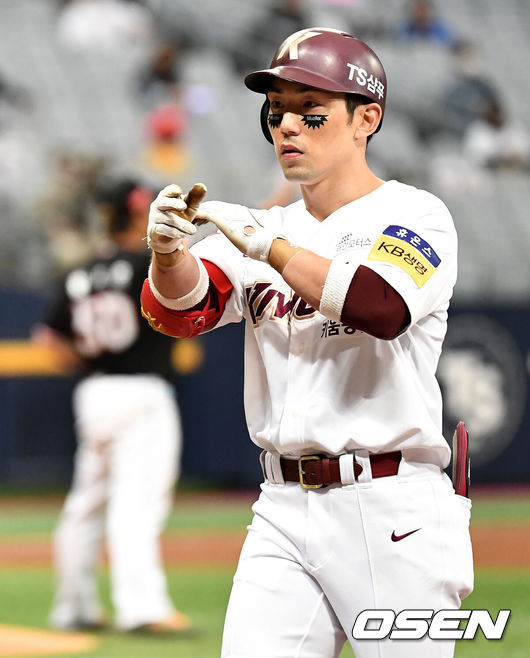 [OSEN=고척, 최규한 기자] 5일 오후 서울 고척스카이돔에서 ‘2021 신한은행 SOL KBO리그’ 키움 히어로즈와 KT 위즈의 경기가 열렸다.2회말 1사 2루 상황 키움 서건창이 안타를 날리고 1루에 안착해 세리머니를 하고 있다. / dreamer@osen.co.kr