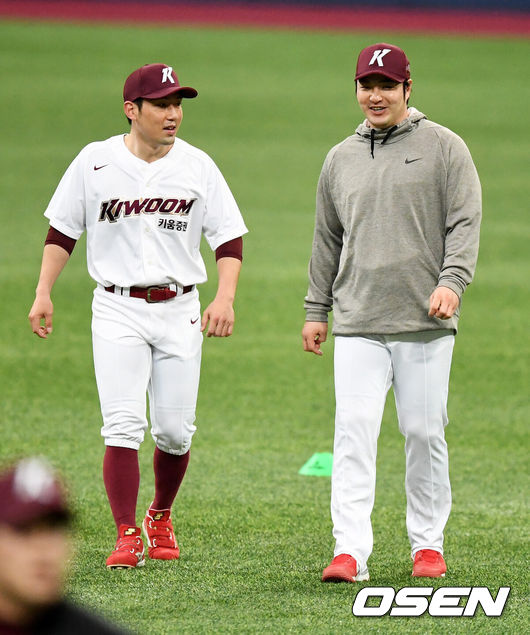 [OSEN=고척, 지형준 기자]키움 히어로즈가 28일 서울 고척스카이돔에서 2021 시즌을 준비하는 스프링캠프를 차리고 담금질에 나섰다.서건창, 박병호가 스트레칭으로 몸을 풀고 있다. /jpenws@osen.co.kr