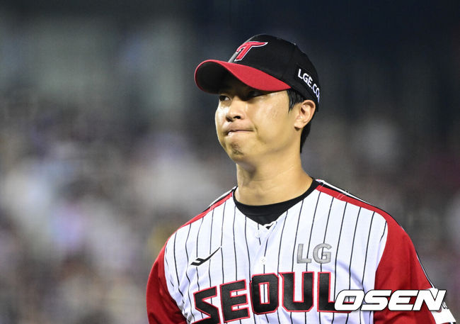 [OSEN=잠실, 조은정 기자]31일 오후 서울 잠실구장에서 ‘2025 신한 SOL Bank KBO리그’ LG 트윈스와 키움 히어로즈의 경기가 열렸다. 홈팀 LG는 손주영, 방문팀 키움은 알칸타라를 선발로 내세웠다. 5회초 이닝을 마친 LG 이정용이 더그아웃으로 향하고 있다. 2025.08.31 /cej@osen.co.kr