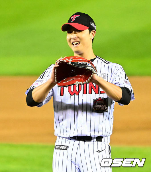 [OSEN=잠실, 지형준 기자] 프로야구 LG 트윈스는 27일 서울 잠실구장에서 열린 2025 신한 SOL뱅크 KBO 한국시리즈(7전 4선승제) 한화 이글스와의 2차전에서 13-5 역전승을 거뒀다.정규시즌 1위팀이 한국시리즈 1~2차전 2연승을 한 경우는 13번으로 100% 우승 트로피를 들어올렸다. 경기를 마치고 LG 이정용이 미소짓고 있다. 2025.10.27 /jpnews@osen.co.kr