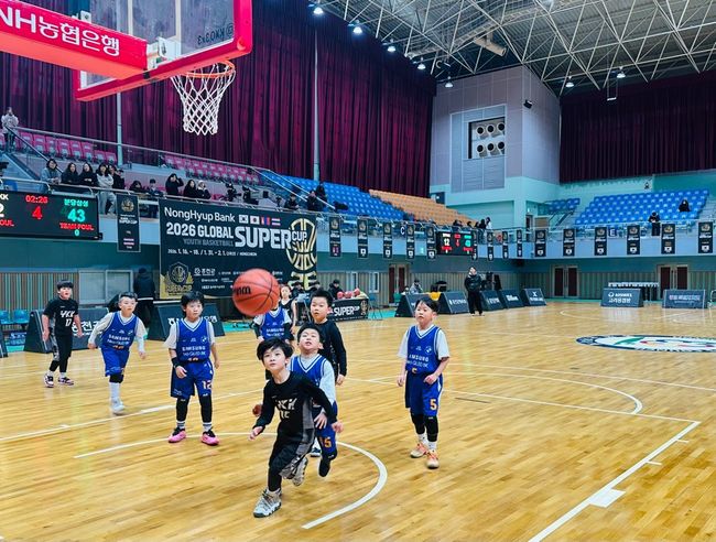 [사진] 준결승 4쿼터에서 4명이서 경기하는 원주YKK