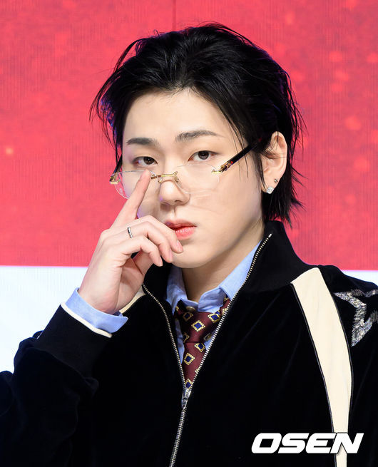 [OSEN=지형준 기자] 15일 오전 서울 강남구 논현동 엘리에나호텔에서 Mnet '쇼미더머니12' 제작발표회가 열렸다.'쇼미더머니12'는 2012년 첫 방송 이후 수많은 스타 래퍼와 히트곡을 배출해온 대한민국 대표 힙합 서바이벌 프로그램 '쇼미더머니'의 열두 번째 시즌이다. 역대 최다 지원자, 최다 회차, OTT 플랫폼 확장이라는 변화를 통해 한층 확장된 스케일을 예고하고 있다.지코가 포토타임을 하고 있다. 2026.01.15 / jpnews@osen.co.kr