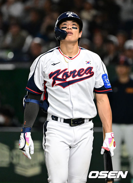 [OSEN=도쿄(일본), 조은정 기자] 16일 오후 일본 도쿄돔에서  ‘2025 NAVER K-BASEBALL SERIES’ 대한민국과 일본의 2차전 경기가 열렸다.한국은 정우주, 일본은 카네마루 유메토를 선발투수로 내세웠다.6회말 2사 1,2루에서 대한민국 송성문이 삼진으로 물러나며 아쉬워하고 있다. 2025.11.16 /cej@osen.co.kr