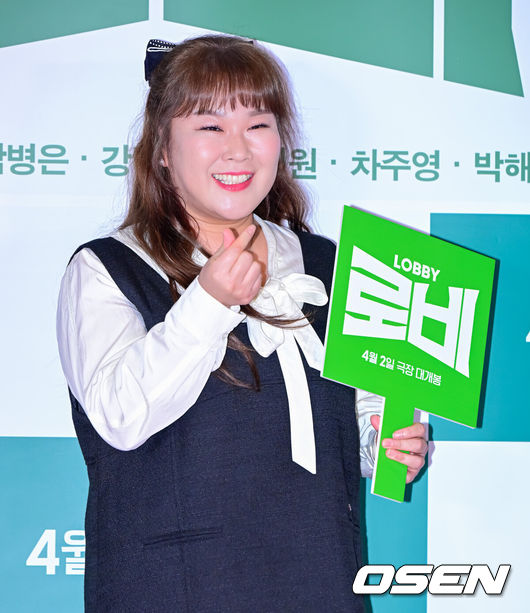 [OSEN=지형준 기자] 31일 오후 서울 잠실 롯데시네마 월드타워에서 영화 ‘로비’ VIP 시사회 포토월 행사가 열렸다.‘로비'는 연구밖에 모르던 스타트업 대표 창욱(하정우)이 4조 원의 국책사업을 따내기 위해 인생 첫로비골프를 시작하는 이야기. 오는 4월 2일 개봉.개그우먼 김민경이 포토타임을 하고 있다. 2025.03.31 / jpnews@osen.co.kr