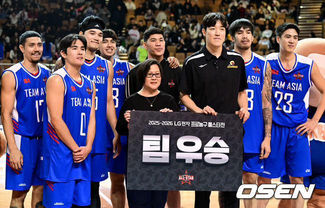 [OSEN=잠실실내체, 조은정 기자] 17일 서울 송파구 잠실실내체육관에서 2025-2026 LG전자 프로농구 올스타전 전야제가 열렸다.이번 올스타전은 2015-2016시즌 이후 10년 만에 잠실실내체육관에서 열리는 경기이자, 해당 체육관 철거 전 마지막으로 열리는 올스타전이다.승리를 차지한 팀 아시아가 기념촬영을 하고 있다. 2026.01.17 /cej@osen.co.kr
