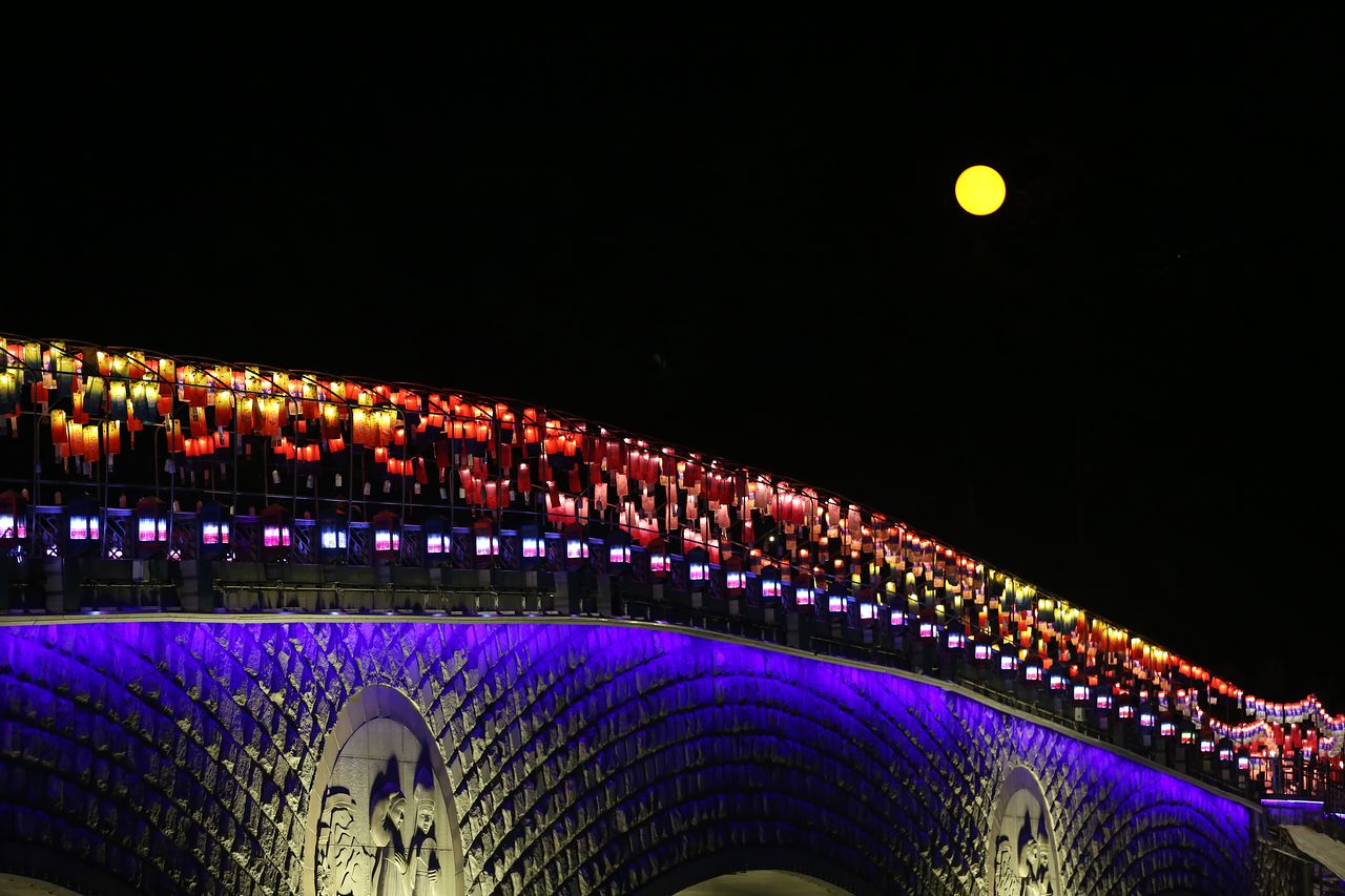 남원시가 춘향테마파크·광한루원 등 주요 거리에 설치한 청사초롱. 사진 남원시           