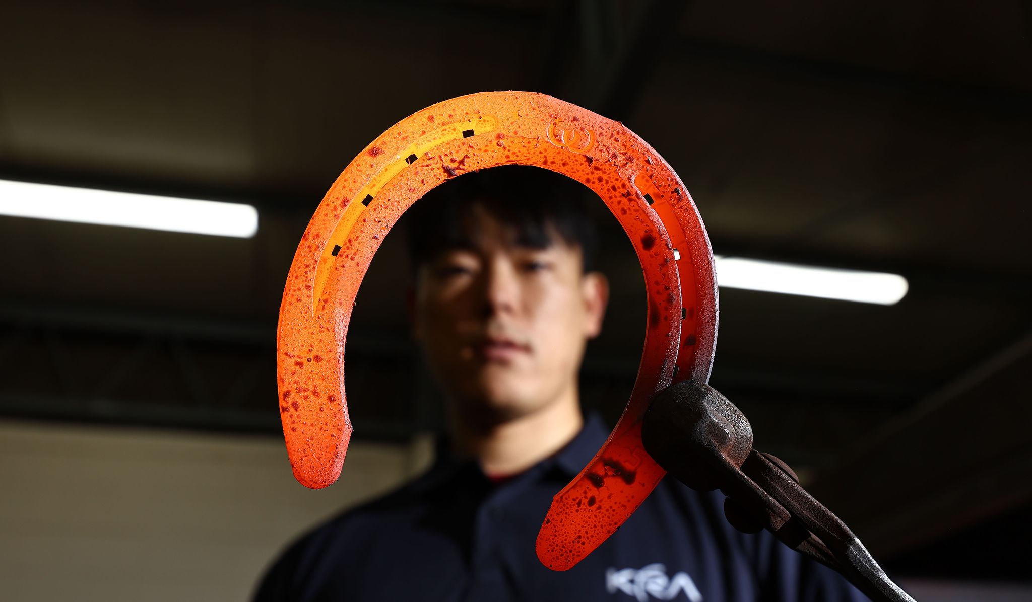 달궈진 편자는 발굽에 맞게 망치질로 모양을 잡는다. 