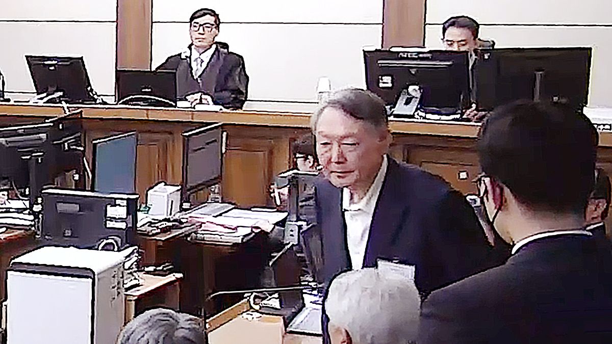 윤석열 전 대통령이 16일 서울중앙지방법원에서 열린 체포영장 집행방해와 국무위원 심의권 침해 등 혐의 1심 재판에서 징역 5년을 선고받은 뒤 퇴장하고 있다. [서울중앙지법, 뉴스1]