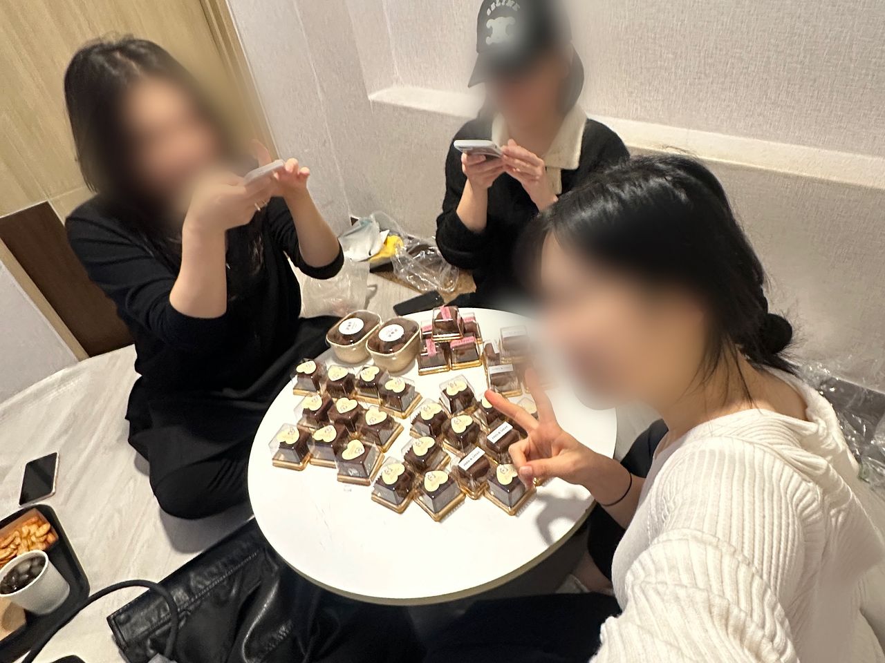 지난해 11월 두쫀쿠 투어를 한 박유경(28)씨. 책상엔 당일 구매한 두쫀쿠가 놓여있다. 사진 독자