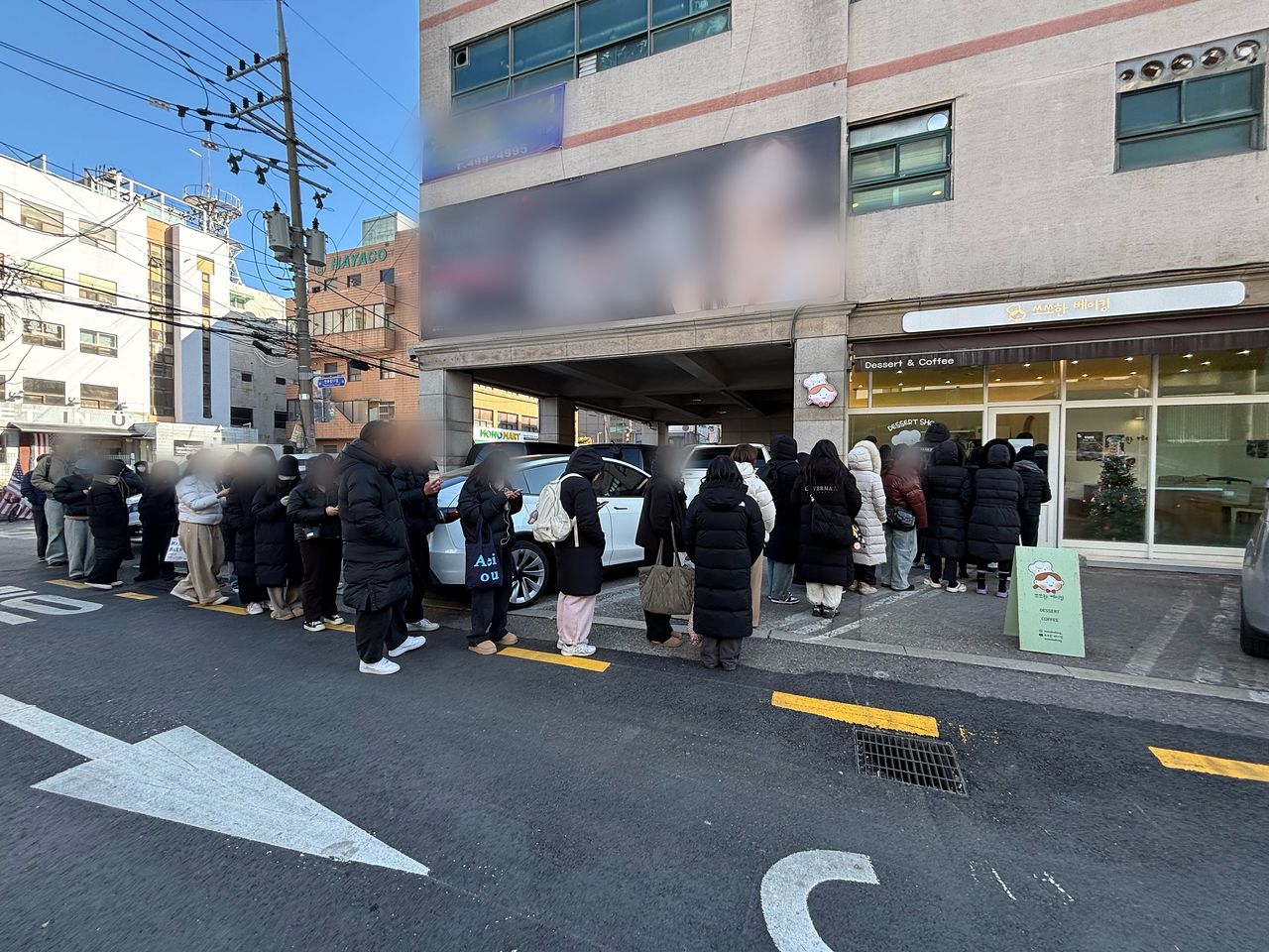 지난 10일 서울 성수동의 한 두쫀쿠 카페 오픈 시간에 맞춰 50명이 기다리고 있는 모습. 류효림 기자