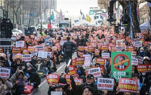 시민단체 촛불행동은 17일 오후 3시쯤 서울 서초구 대법원 인근에서 조희대 대법원장 탄핵과 국민의힘 해산을 촉구하는 집회를 열었다. 사진 촛불행동