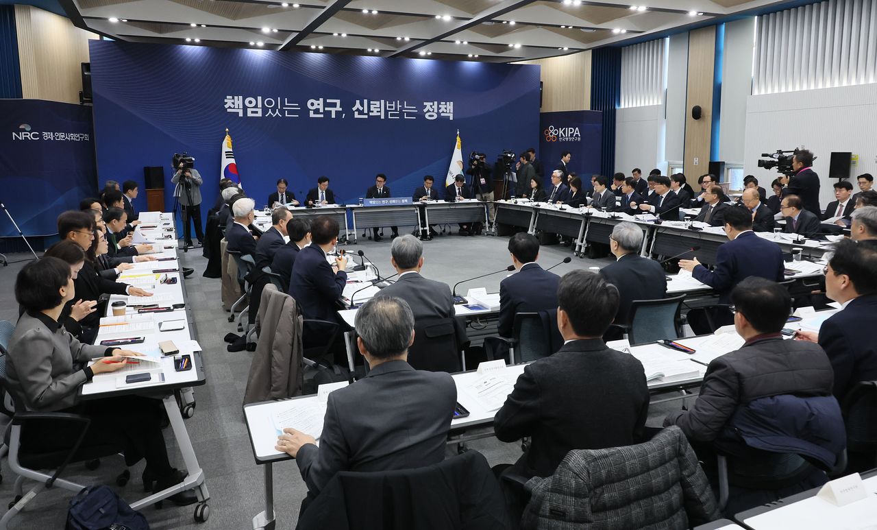 김민석 국무총리가 지난 9일 서울 은평구 한국행정연구원에서 열린 경제인문사회연구회 업무보고에서 발언하는 모습. 연합뉴스.