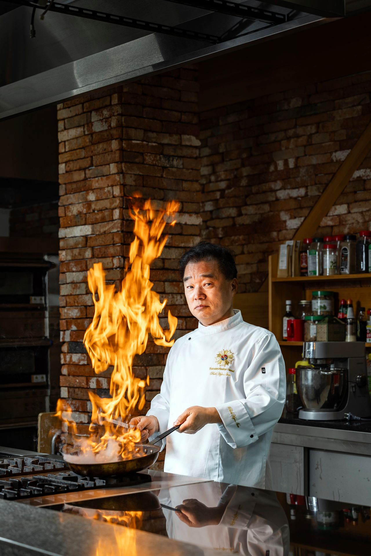 정통 프랑스 요리를 하며 47년을 보낸 박효남 셰프와 그가 만든 음식(아래 사진). 프랑스 요리를 할 때는 와인·브랜디 등의 술을 자주 사용하기 때문에 늘 뜨거운 불꽃과 마주해야 한다. 최기웅 기자