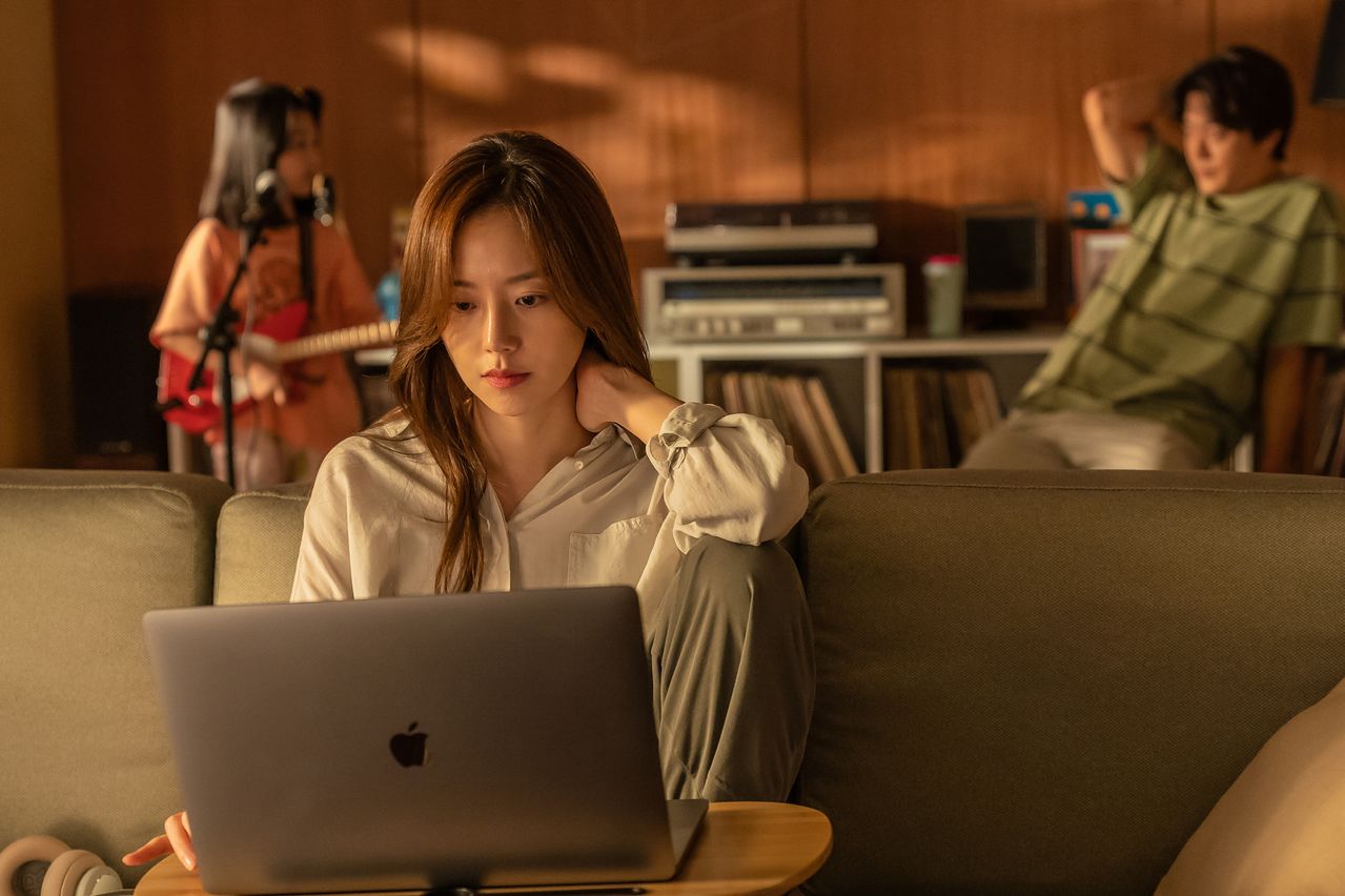 영화 '하트맨'에서 돌싱남 승민(권상우)의 마음을 뒤흔들어 놓는 첫사랑 보나(문채원). 사진 롯데엔터테인먼트 