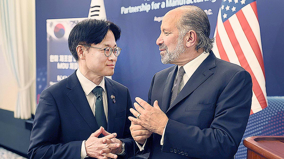 김정관 산업통상부 장관과 하워드 러트닉 미국 상무부 장관이 지난해 8월 미국 워싱턴 D.C.에서 열린 '한미 제조업 파트너십 MOU 체결식'에 참석해 대화를 나누고 있다. 사진 산업통상자원부