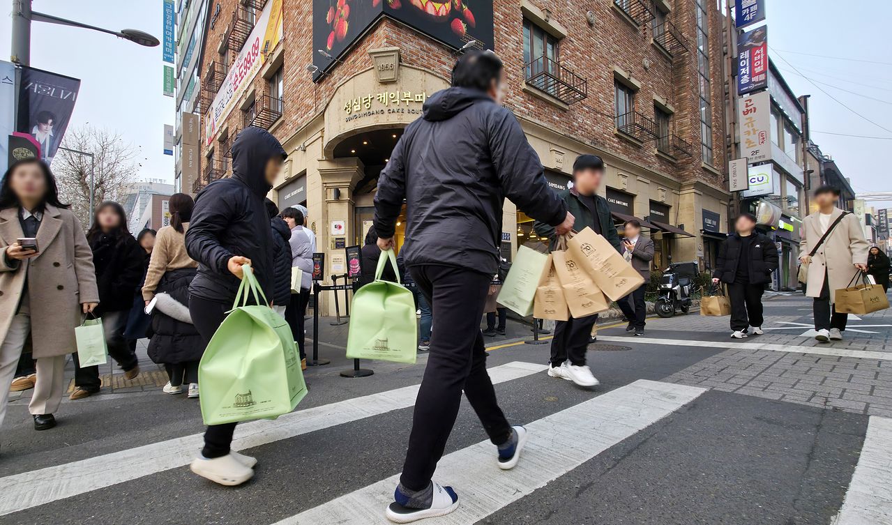 대전시 중구 성심당 본점에서 고객들이 방과 케이크를 사들고 나서고 있다. 김성태 객원기자