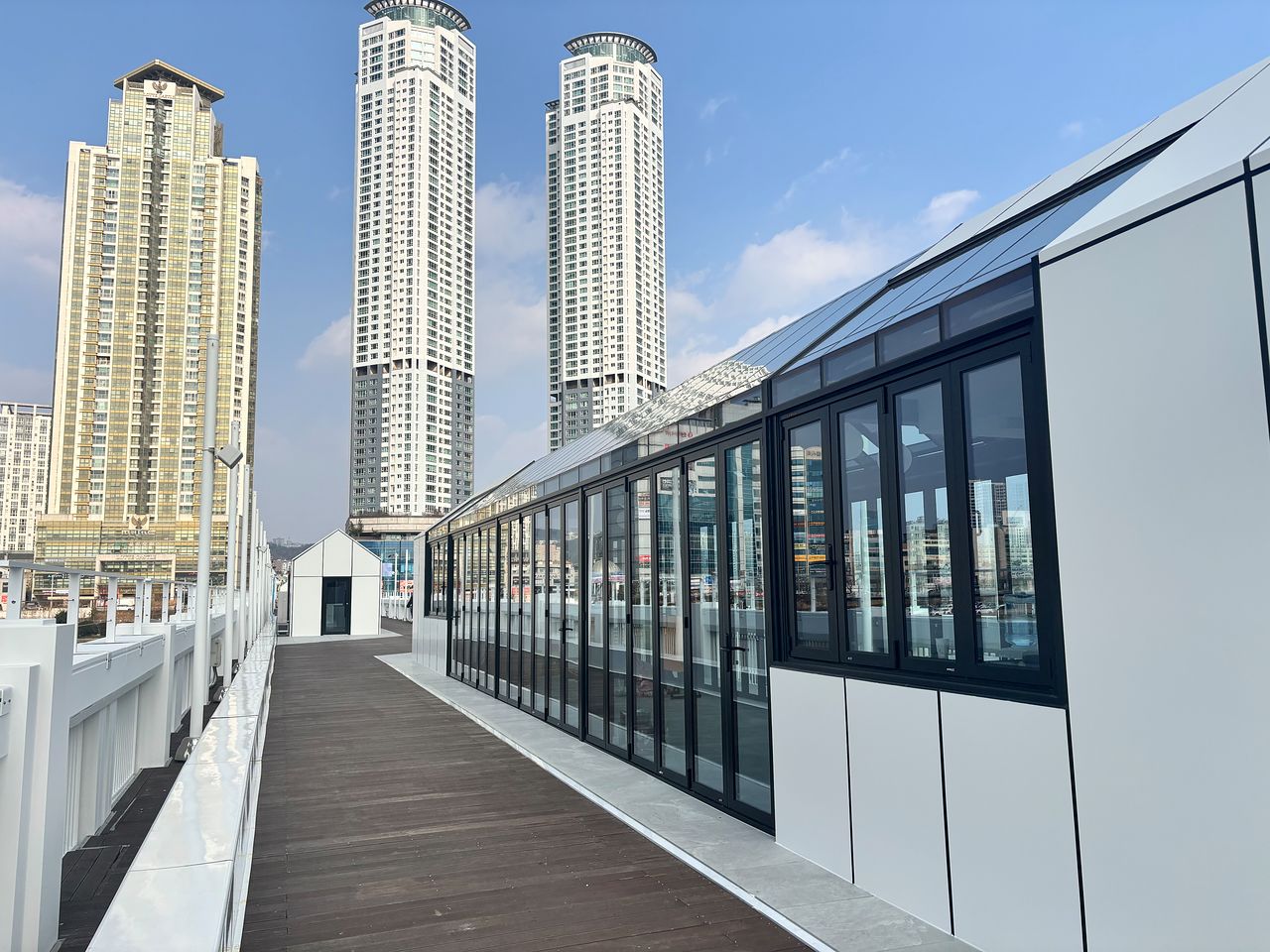 태화강 위 보행자 전용교인 울산교에 '세계음식문화관'이 들어선다. 강 위에서 세계 각국 요리를 즐길 수 있는 이색적인 공간이 도심 한복판에 들어선 셈이다. 음식점은 오는 3월 문을 열 예정이다. 사진 울산시 