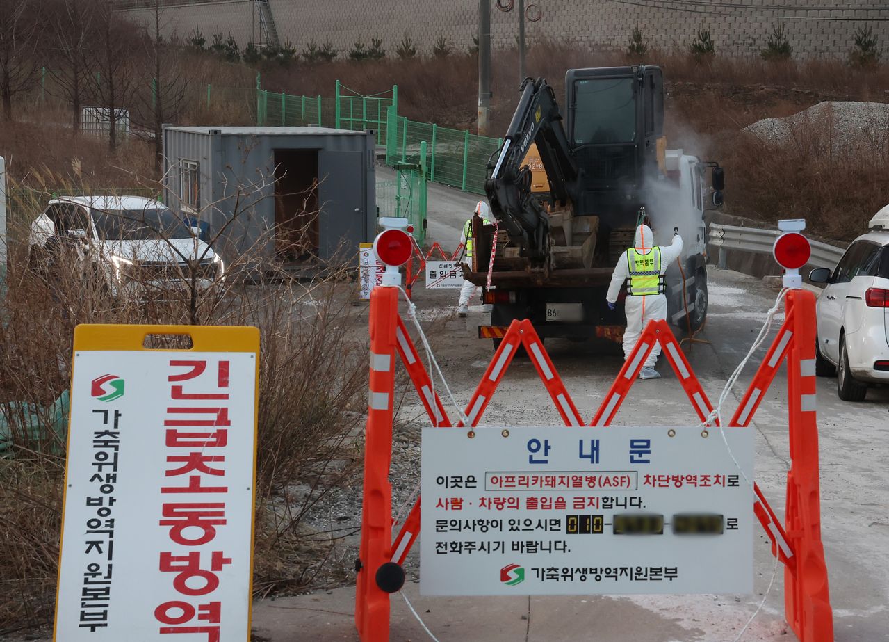 17일 아프리카돼지열병(ASF) 발생이 확인된 강원 강릉시 한 양돈농가에서 방역 관계자들이 출입을 통제하고 있다. 연합뉴스