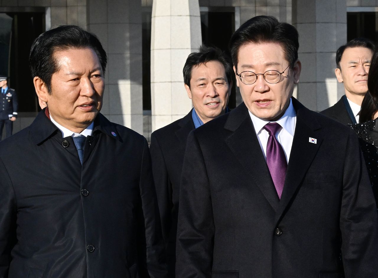 1박 2일 일정으로 일본을 방문하는 이재명 대통령이 13일 오전 성남 서울공항에서 환송 나온 정청래 더불어민주당 대표와 대화를 하며 공군 1호기로 향하고 있다. [청와대사진기자단]