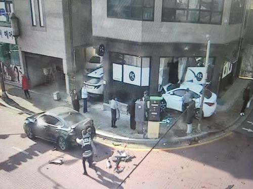 60대 운전자가 몰던 승용차가 다른 차를 추돌한 후 인도로 돌진해 10살 보행자가 중상을 입는 사고가 발생했다. 연합뉴스