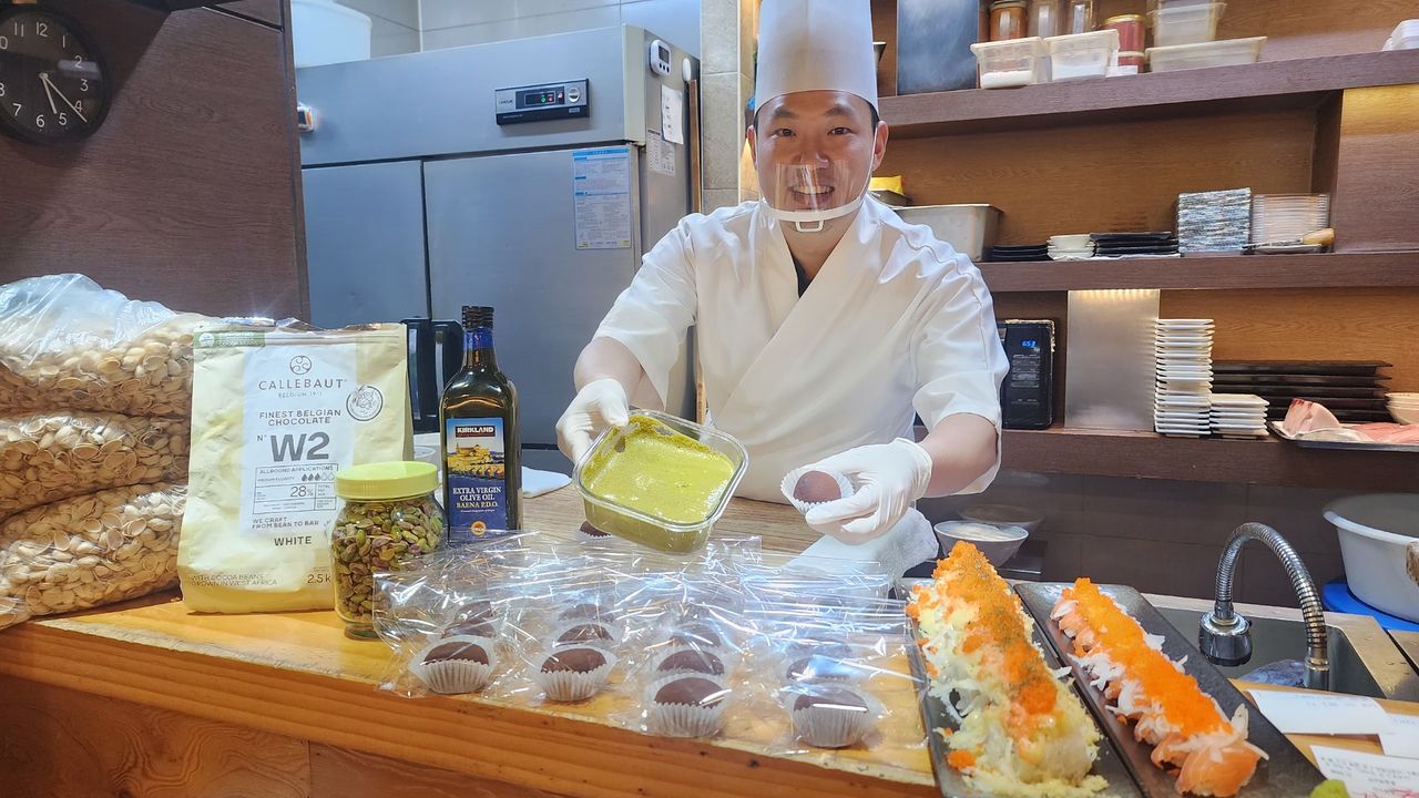 지난 13일 양천구에서 초밥집을 운영하는 박상범(41)씨가 직접 만든 피스타치오 스프레드와 두쫀쿠를 들어 보여주고 있다. 박씨는 두쫀쿠 덕에 월 매출이 30% 이상 상승했다고 말했다. 사진 독자