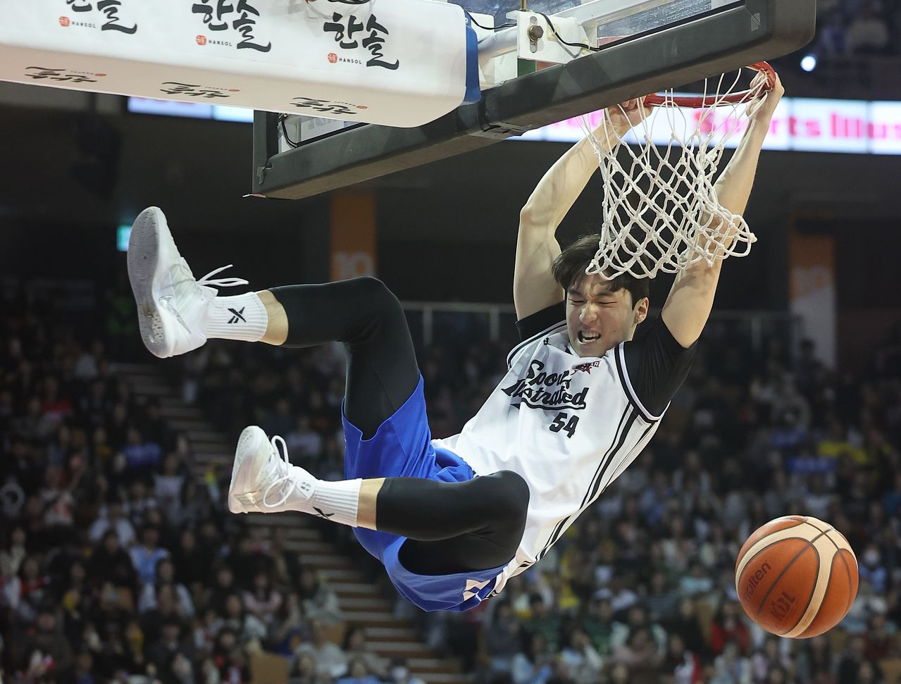 18일 서울 잠실실내체육관에서 열린 2025-2026 LG전자 프로농구 올스타전 덩크 콘테스트 결승.   조준희(삼성)가 덩크슛을 하고 있다. 연합뉴스