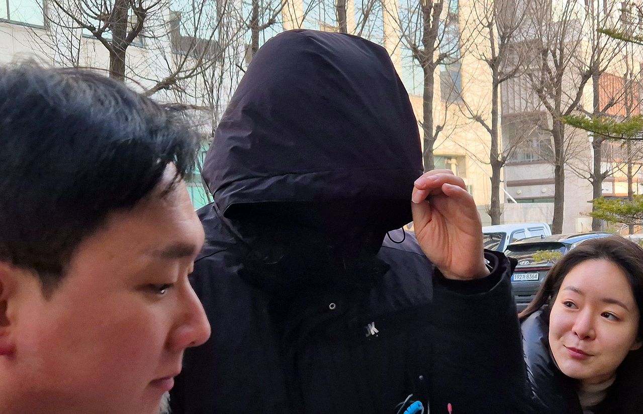 김경 서울시의원으로부터 공천 대가 뇌물 1억원을 받아 강선우 무소속 의원에게 전달했다고 지목된 강 의원의 전 보좌관 남모씨가 2차 경찰 조사를 받기 위해 17일 오전 서울 마포구 서울경찰청 공공범죄수사대로 출석하고 있다. 뉴스1