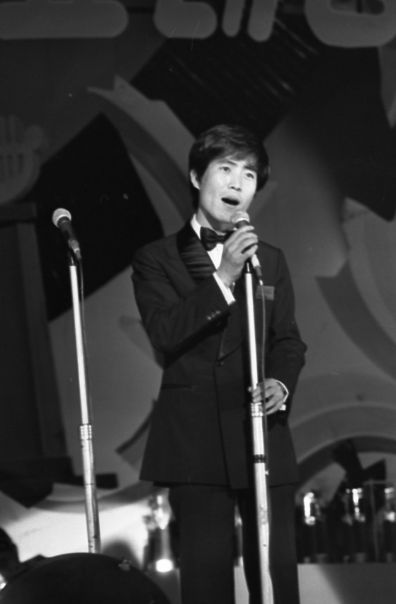 1978년 제14회ＴＢＣ방송가요대상에 출연한 최백호. [중앙포토]