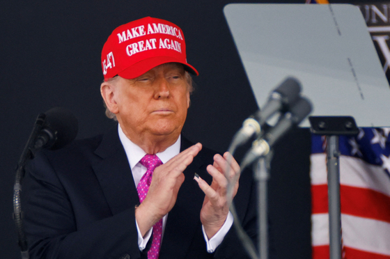 지난해 8월 4일(현지시간) ‘MAGA(Make America Great Againㆍ미국을 다시 위대하게)’가 새겨진 모자를 쓰고 행사장에 나타난 도널드 트럼프 미국 대통령. 로이터=연합뉴스