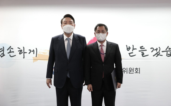 2022년 3월 윤석열 당시 대통령 당선인이 이상휘 당선인 비서실 정무2팀장에게 임명장을 수여한 뒤 기념촬영하고 있다. 인수위사진기자단