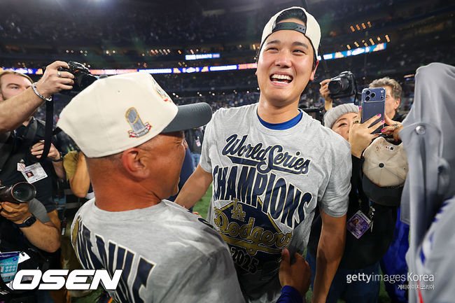 [사진] LA 다저스 오타니 쇼헤이가 2025 월드시리즈 우승 후 데이브 로버츠 감독과 기뻐하고 있다. ⓒGettyimages(무단전재 및 재배포 금지)