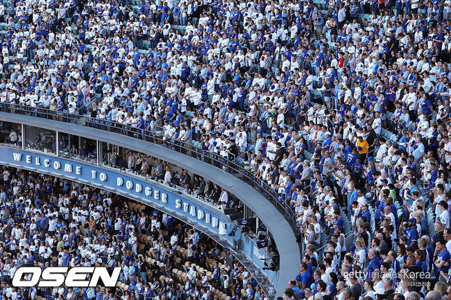 [사진] LA 다저스타디움이 관중들로 가득 찼다. ⓒGettyimages(무단전재 및 재배포 금지)