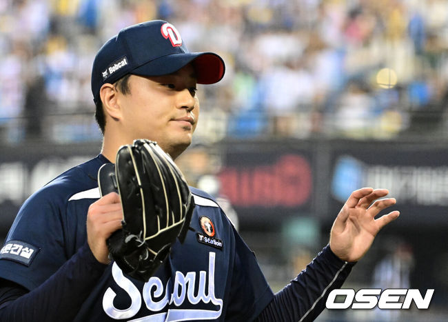 [OSEN=잠실, 지형준 기자] 21일 오후 서울 잠실구장에서 ‘2025 신한 SOL Bank KBO리그’ LG 트윈스와 두산 베어스의 경기가 열렸다.LG는 에르난데스, 두산은 곽빈이 선발로 나섰다.8회말 수비를 마친 두산 이영하가 더그아웃으로 향하고 있다. 2025.06.21 /jpnews@osen.co.kr