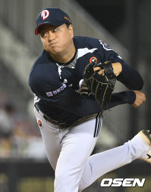 [OSEN=잠실, 조은정 기자]5일 오후 서울 잠실구장에서 ‘2025 신한 SOL Bank KBO리그’ LG 트윈스와 두산 베어스의 경기가 열렸다.LG는 손주영, 두산은 최승용을 선발로 내세웠다.7회말 두산 이영하가 역투하고 있다. 2025.08.05 /cej@osen.co.kr