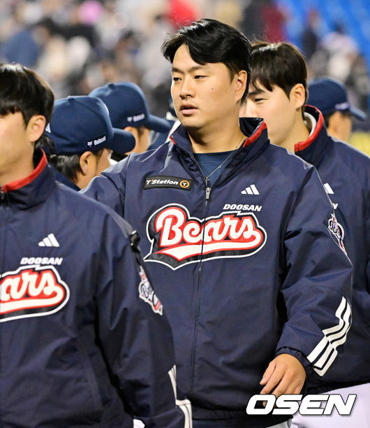 [OSEN=잠실, 민경훈 기자] 2일 오후 서울 잠실야구장에서 2025 신한 SOL Bank KBO리그 두산 베어스와 키움 히어로즈의 경기가 열렸다.이 경기에서 두산은 키움에 5-3으로 승리했다. 두산은 2연패를 끊었고 키움은 2연패에 빠졌다.경기를 마치고 두산 승리 투수 이영하가 코치진들과 하이파이브를 하고 있다. 2025.04.02 / rumi@osen.co.kr